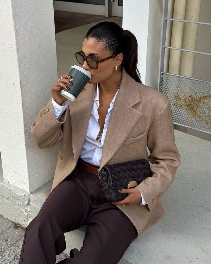 Interview Outfit Professional, Brown Blazer Outfit, Toned Autumn, Rainy Day Outfit Aesthetic, Coffee Date Outfit, Internship Outfit, Outfit Beige, Cute Professional Outfits, Light Blazer