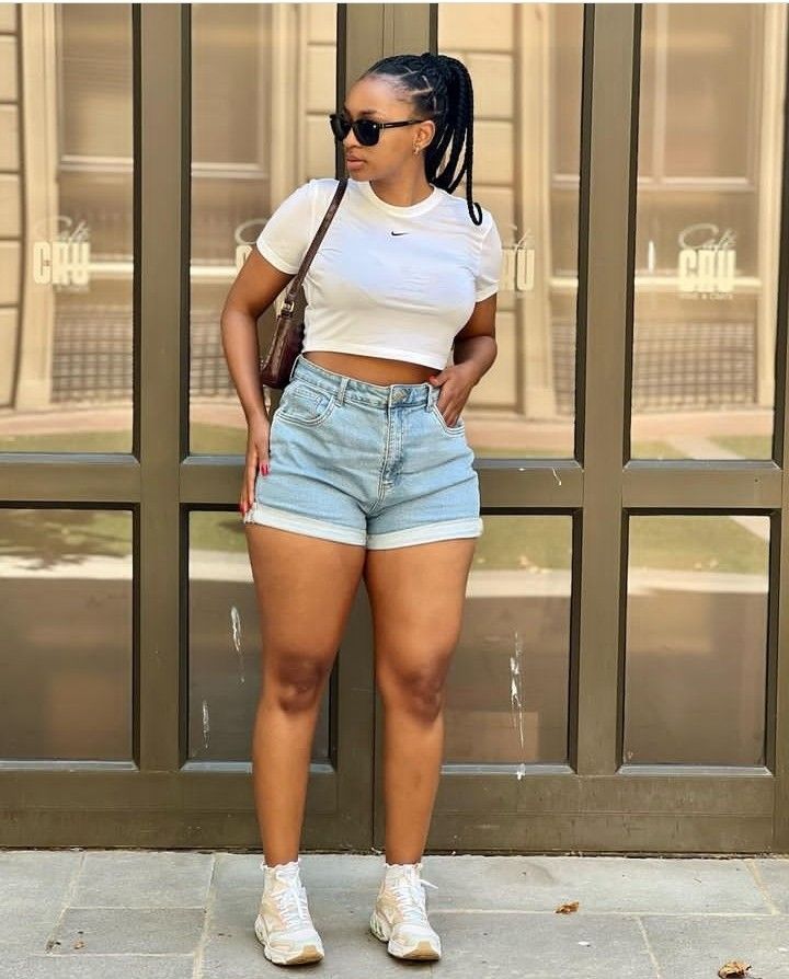 Chill Beach Outfit, Bum Shorts, Shorts Ideas, Blouses Designs, Fashion Blouses, Shorts Fit, Stylish Work Attire, Casual Wear Women, Stylish Clothes