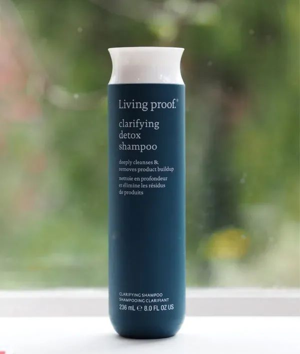 Clarifying Detox Shampoo looks like it’s replacing the Triple Detox Shampoo – the best detox shampoo I’ve ever used – and thankfully is proving just as efficacious. I got a great press release with this new iteration of detox from Living Proof that properly explains how the formula works. Anyone who has used a detox shampoo will know the feeling of super-clean hair, devoid of any oil or build up, feels fantastic. Detox Shampoo, Shampoo Reviews, Good Shampoo And Conditioner, Makeup Icons, Best Detox, Best Shampoos, Living Proof, Clean Hair, Makeup Reviews