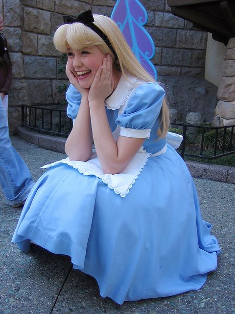 Alice Disney, Alice In Wonderland Pictures, Disneyland Princess, Disney Princess Cosplay, Alice Cosplay, Alice Costume, Disney Face Characters, Princess Cosplay, Disney Cosplay