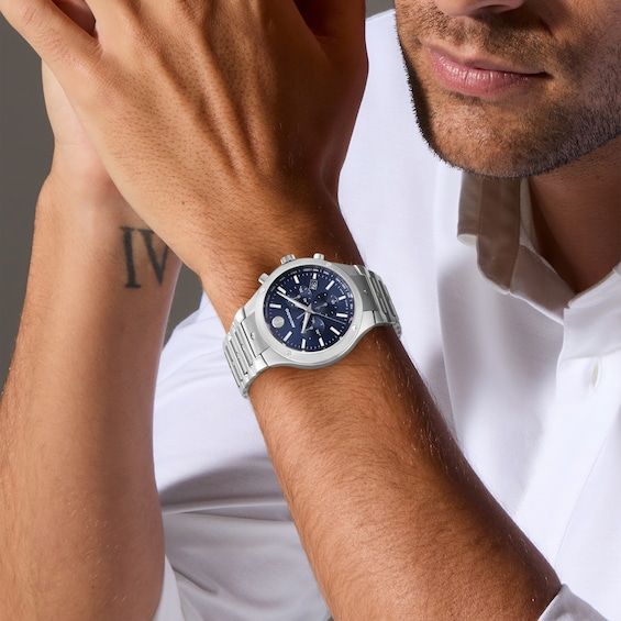 With elegant sophistication, Swiss craftsmanship and sporty style, the Movado SE men's watch makes a statement. 42mm brushed and polished stainless steel case with lug accents on the bezel Deep blue sunray dial with three chrono sub-dials, silver-tone hands and markers with Super-LumiNova, date display, signature dot and sapphire crystal Brushed and polished stainless steel bracelet with lug accents and push-button deployment clasp Water-resistant to 50 meters Modern Silver Chronograph Watch With Subdials, Modern Silver Chronograph Watch In Stainless Steel, Modern Silver Chronograph Watch With Polished Finish, White Gold Stainless Steel Chronograph Watch Accessories, Modern Silver Stainless Steel Chronograph Watch, Modern Stainless Steel Chronograph Watch With Polished Finish, Modern White Gold Watch Accessories With Subdials, Modern Silver Watch Accessories With Subdials, Modern Stainless Steel Chronograph Watch For Business