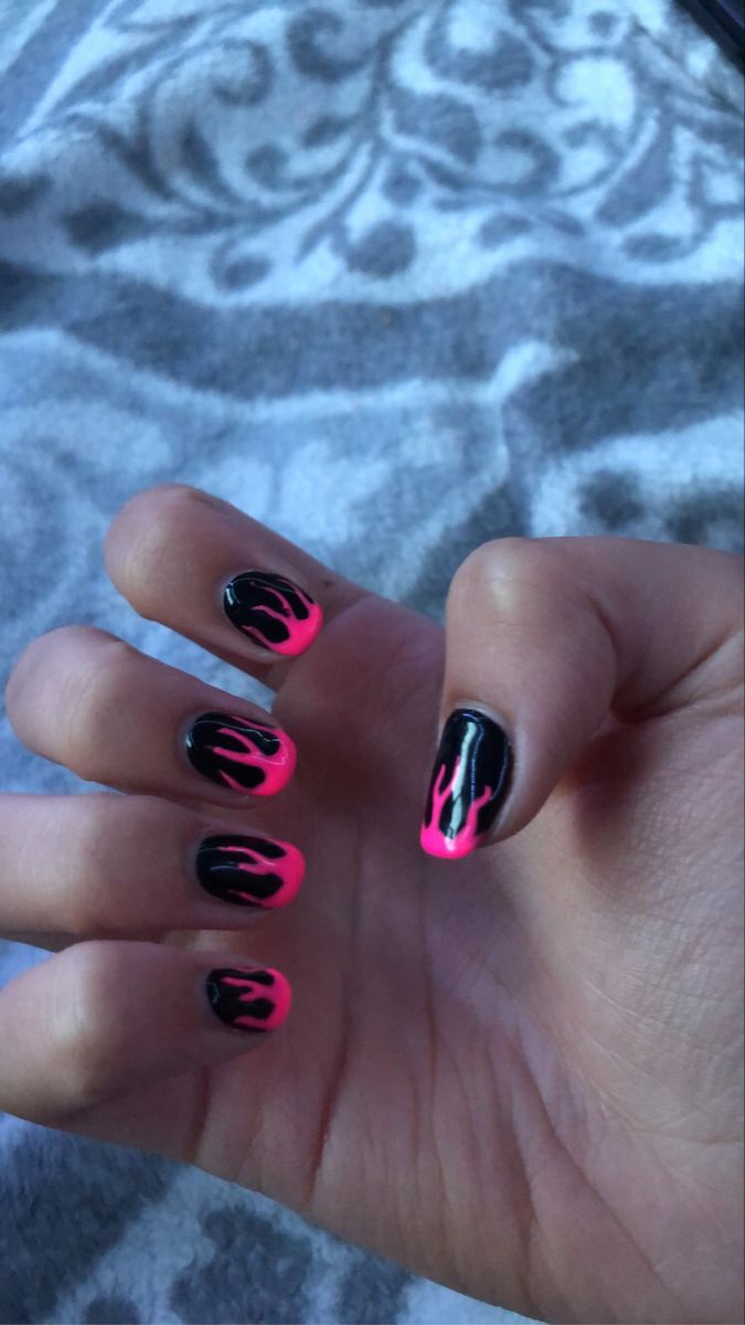 Black And Pink Fire Nails, Neon Pink And Black Nails Design, Mgk Nails Inspired, Black And Neon Pink Nails, Rock Concert Nail Ideas, Pink Fire Nails, Mgk Nails, Neon Pink And Black Nails, Nails For Concert