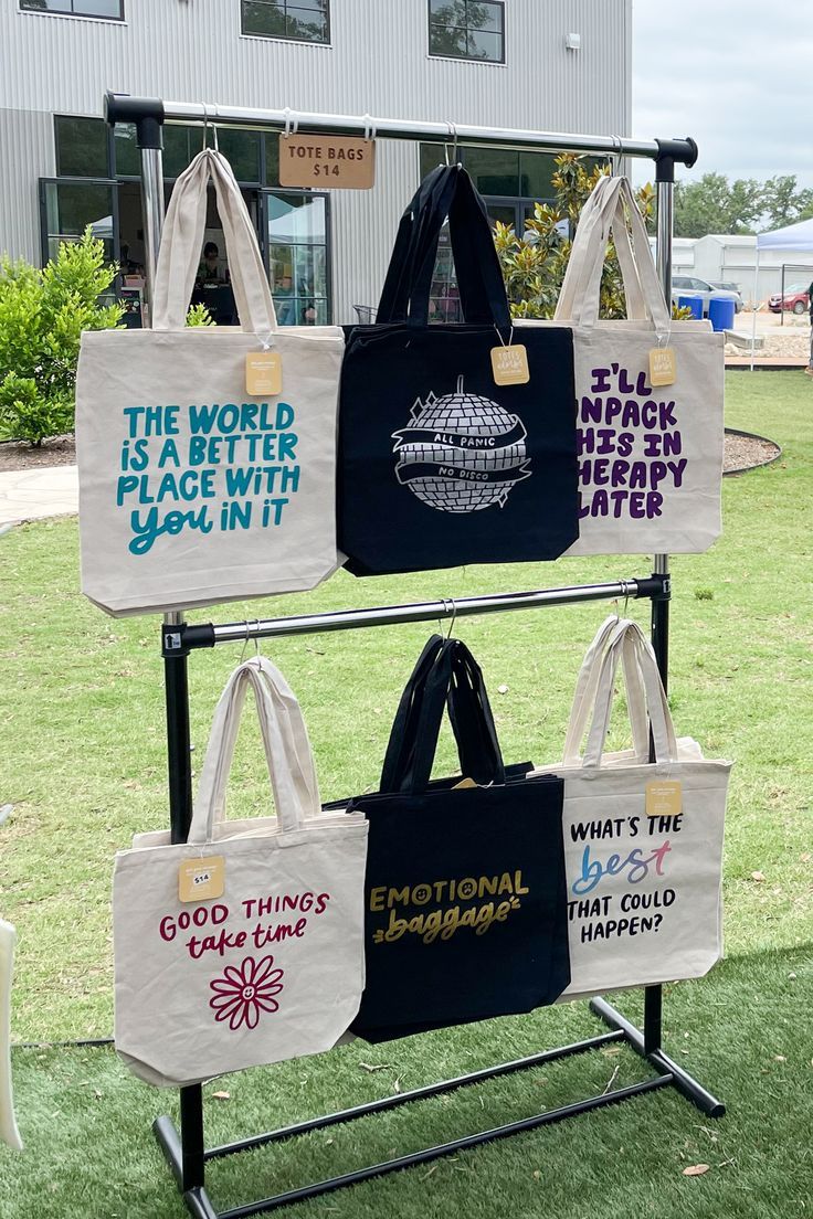 Tote Bag Display, Easy Tote Bag, Tote Bag Business, Sublimacion Ideas, Totes Ideas, Craft Show Booths, Sac Tote Bag, Craft Fair Booth Display, Canvas Bag Design