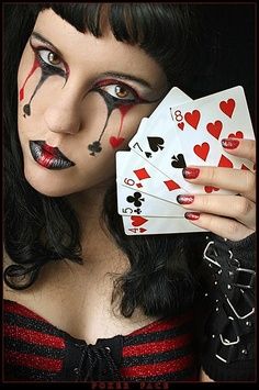 This is PERFECT for the playing cards makeup. It's sophisticated and eerie, which continues to give wonderland a realistic yet illusory vibe. Carnaval Make-up, Halloween Maquillaje, Queen Of Hearts Makeup, Fantasy Make-up, Texas Hold'em, Halloweenský Makeup, Groovy Halloween, Queen Of Hearts Costume, Crazy Costumes