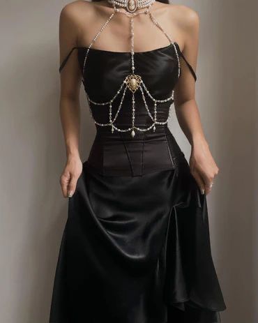 Sultry Prom Dress, Cool Corset Tops, Fitted Satin Slip, Prom Grunge, Unique Black Dress, Prom Dress Accessories, Club Dresses Black, قلادات متدلية, Dresses With Beading