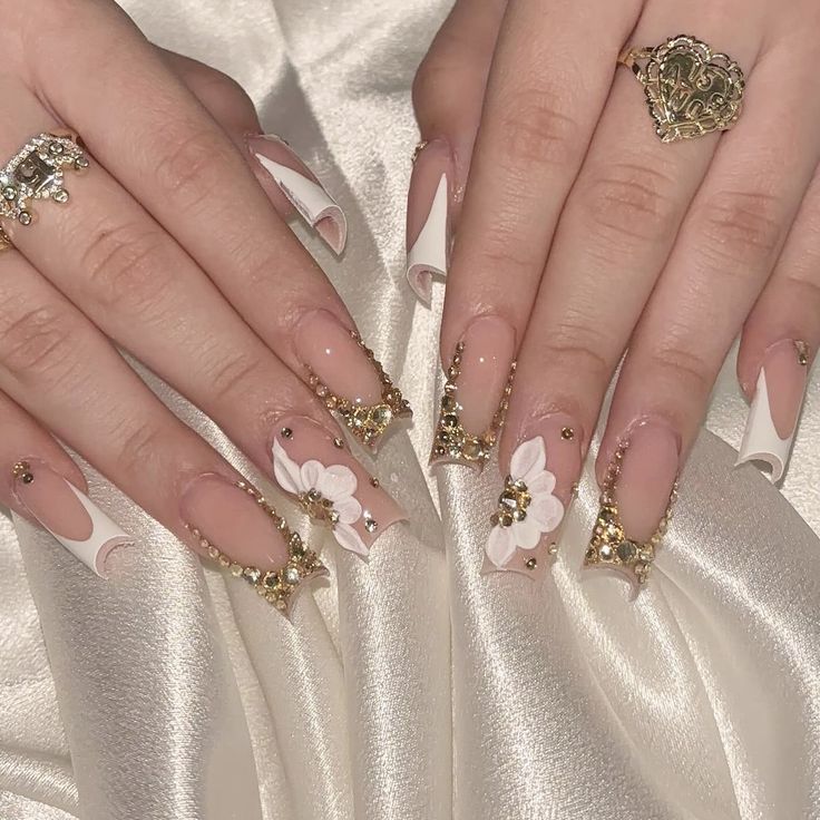 Quince Short Nails, Gold And Flower Nails, White And Gold Quince Nails, Champagne Nail Ideas, Short Acrylic Nails Gold, Gold Gem Nails, Beige And Gold Nails, Gold Quince Nails, Nail Inspo Medium Length