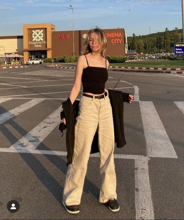 Outfits With Creme Pants, Cute Outfits With Kakhi Pants, Khaki Brown Pants Outfit, Outfits With Light Brown Jeans, Outfit Ideas With Brown Jeans, Tan Jean Outfits, Light Brown Dress Pants Outfit, Tan Jeans Outfit Aesthetic, Creme Pants Outfits