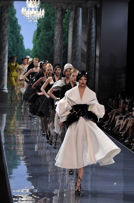 Black And White Dresses, Moda Aesthetic, Fashion Dream Job, Hijau Mint, Runway Fashion Couture, Christian Dior Haute Couture, Model Lifestyle, Dior Haute Couture, Model Aesthetic