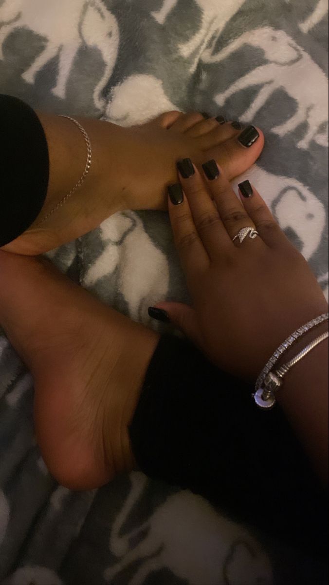 Black Feet Nails Pedicures, Fußnagel Design, Black Toes And Nails, Black Toes Black Women, Toe Nails Ideas Black, Black Toes Polish, Black Nails Natural, Acrylic Toes Black, Black Nails And Toes