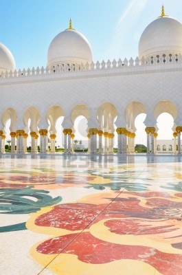 the inside of a white building with many arches and domes on it's sides