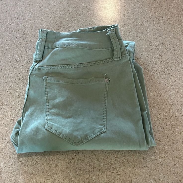 New Never Worn! Trendy Mid-rise Cotton Capris, Green Stretch Casual Jeans, Trendy High Rise Capris For Spring, Trendy High-rise Capris For Spring, Green High Rise Stretch Pants, High Rise Green Stretch Pants, High Rise Stretch Green Pants, Casual High Waist Cotton Jeggings, Green Stretch Cotton Capris