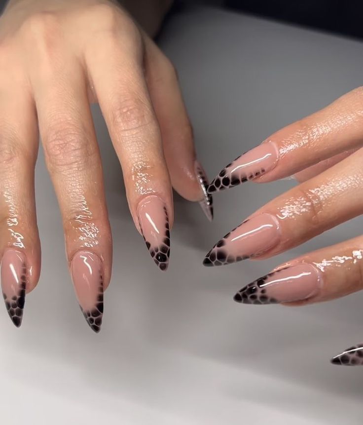 Black Gel Nails Almond, Black Nails Inspo Almond, Almond Black Nails Design, Black Animal Print Nails, Black Trendy Nails, Black Almond Nails Designs, Almond Nails Black, Black Almond Nails, Maquillage On Fleek