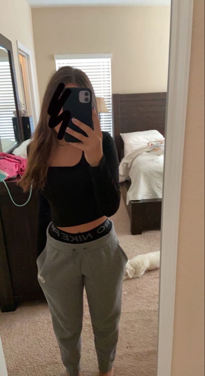 girl with sweatpants and nike shorts with a longsleeve crop top Nike Pros With Sweatpants Outfit, Nike Pro Shorts With Sweatpants, Nike Pro School Outfit, Nike Pro Shorts Under Sweatpants Outfit, Nike Pros Outfit School, Nike Pros Under Jeans, Outfit Ideas Nike Pro Shorts, Nike Pro Leggings Outfit Baddie, Nike Pro And Sweatpants Outfit