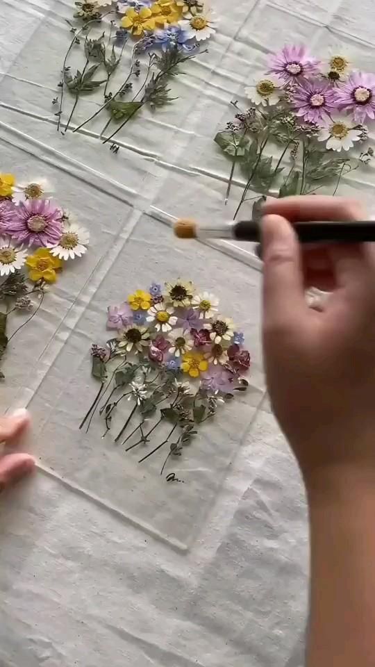 How To Make Pressed Flower Art, What To Do With Dried Flowers, Diy Pressed Flower Art, Pressed Flower Decor, Diy Flower Art, Dried Flowers Ideas, Dried Flower Crafts, Dried Flowers Crafts, Pressed Flowers Diy