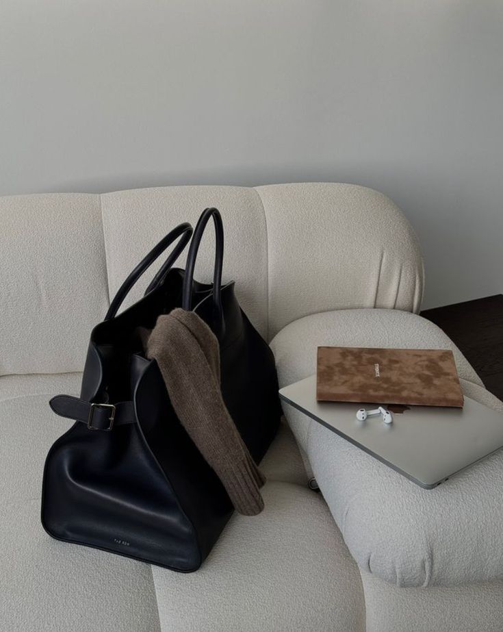 The Row Bag, Large Leather Tote Bag, Large Leather Tote, Bags Aesthetic, Classic Bags, Winter Aesthetic, Cute Bags, Minimal Fashion, Cloth Bags