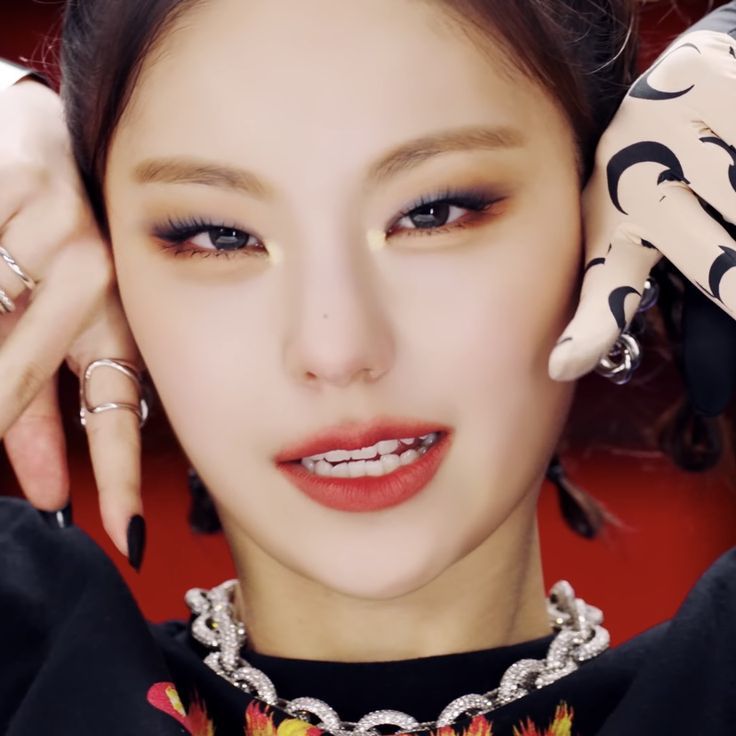 itzy yeji Yeji Makeup Look, Yeji Voltage, Girl Vampire Makeup, School Dance Ideas, Slay Girl, Makeup Help, Hwang Yeji, Red Makeup, Makeup Stuff