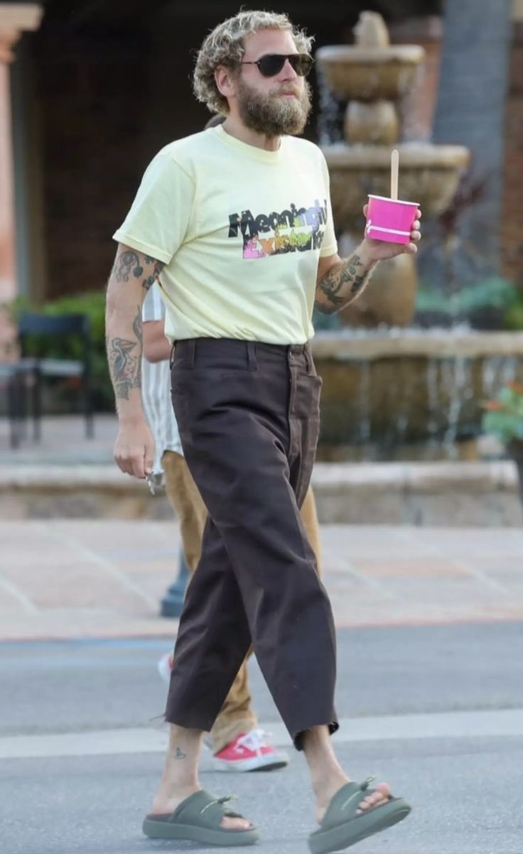 Jonah Hill Outfit, Jonah Hill Fashion, Jonah Hill Style, Gentleman Style Summer, Sweatpants Outfit Men, T Shirt Outfit Men, Dad Fits, Minimal Streetwear, Dad Style