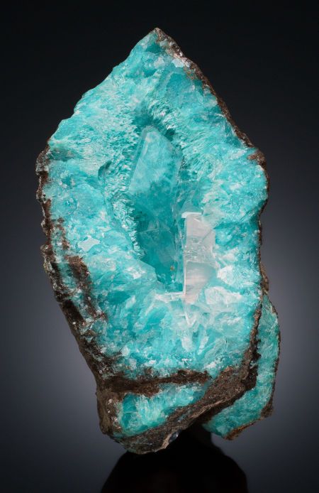 AURICHALCITE with CACLITE Southwest Mine, Bisbee, Warren District, Mule Mountains, Cochise County, Arizona, USA / Mineral Friends <3 Turquoise Aesthetic, Crystals Gems, Matka Natura, Pretty Rocks, Arizona Usa, Beautiful Rocks, Aqua Turquoise, Rock Collection, Mineral Stone