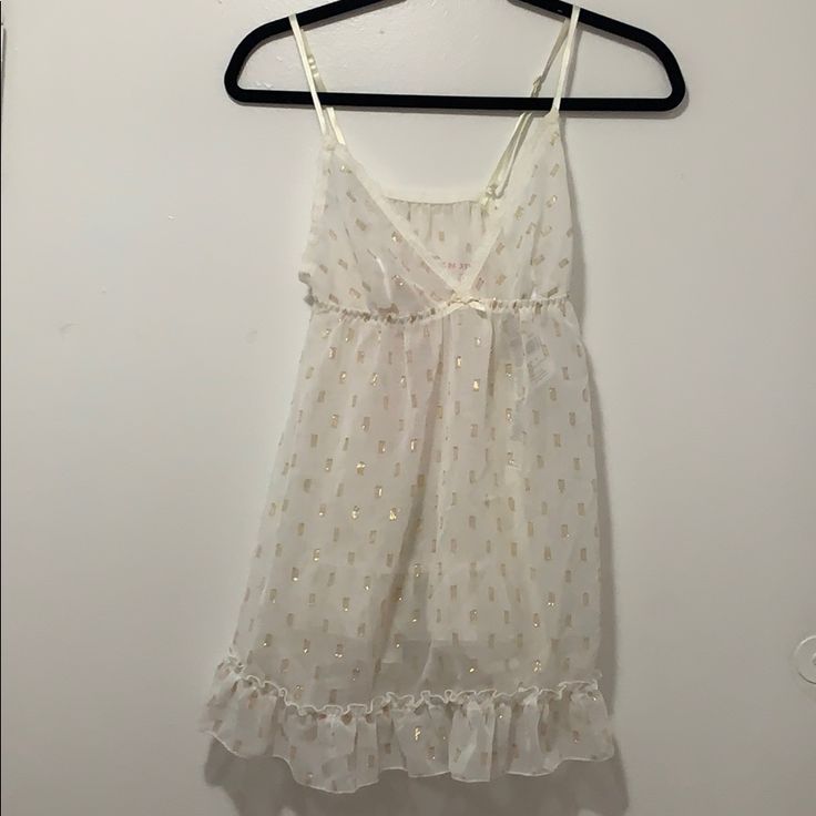 Hanky Panky Babydoll With G-String - Never Worn, Nwt Cute White Summer Nightgown, White Coquette Nightgown For Spring, Coquette White Nightgown For Spring, Sheer White Nightgown For Sleepovers, Sheer White Nightgown For Parties, White Sheer Nightgown For Sleepover, Cute Sleeveless Sleepwear For Party, White V-neck Coquette Sleepwear, Fitted White Ruffled Sleepwear