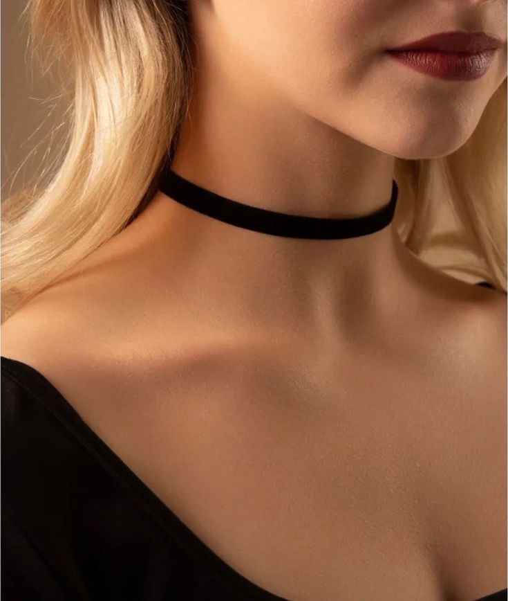 Black choker for women for girls with black velvet material - collar choker in black! Handmade to order; * Quality comfortable velvet material * 2 inch extender chain  * Lobster clasp closure  * If you need a Custom size, leave your measurements ina  note with your order  * Approx 7 sm width * It comes with black pouch. Ready to ship within 1 day, USPS 3-5 days domestic shipping. Collar Aesthetic Choker, Black Choker Aesthetic, Chain Hairstyles, Chokers Aesthetic, Chocker Neckless, Black Necklace Choker, Simple Black Choker, Choker Aesthetic, Choker Outfit