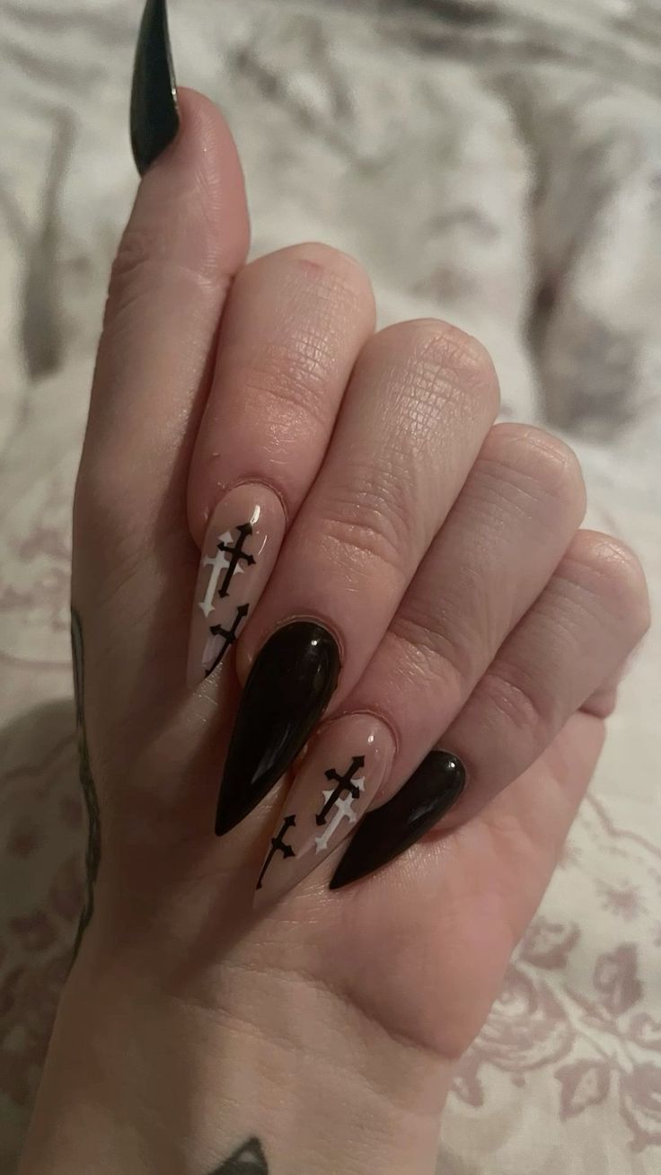 Coffin Acrylic Nails Black Design, Cross Painted On Nails, Black Nails Cross Design, Nail Ideas With Crosses, Black Cross Nail Designs, Nail Art Designs Gothic, Nails Inspiration Cross, Cross Acrylic Nails Designs, Goth Cross Nails