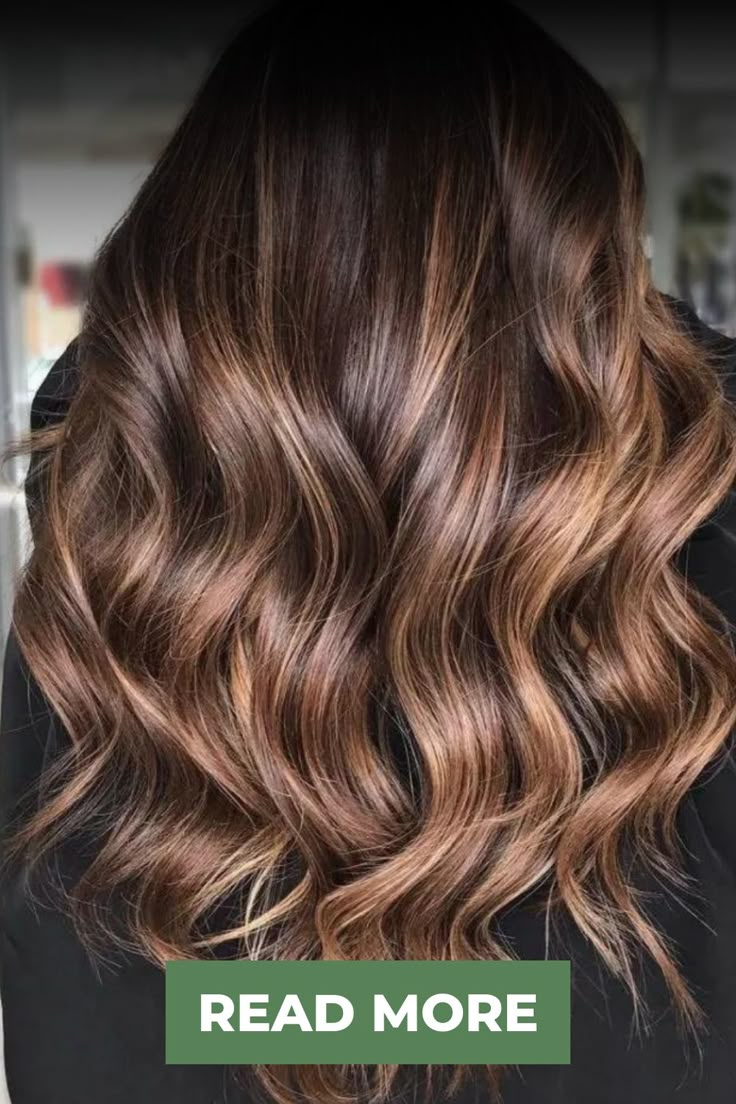 Ce balayage caramel sur cheveux bruns foncés est ce dont les brunes rêvent : chaud, riche et naturel. // Crédit photo : Instagram @suetyrrellstylist Brunette With Caramel Highlights, Balayage Caramel, December Hair, Balayage Hairstyles, Sun Kissed Hair, Caramel Balayage, Caramel Hair, Caramel Highlights, Waves Curls