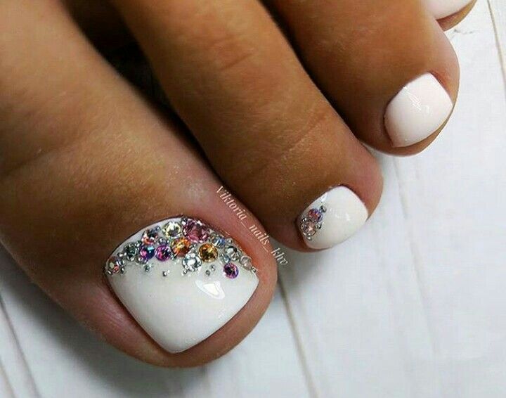 Toenail Designs Summer White, Toenail Rhinestone Designs, White Toe Nail Designs For Summer, Toe Nail Designs Rhinestones, Rhinestone Toes Designs, White Pedicure With Design, White Toe Nails Ideas With Design, White Toe Nails With Design Toenails, White Toes Pedicure With Design