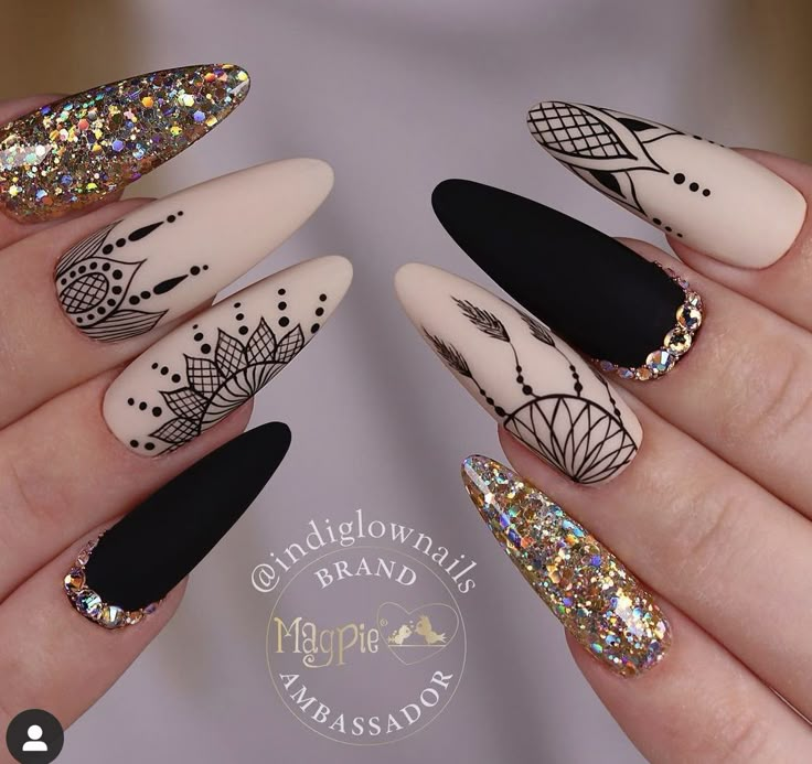 Henna Nail Art, Lace Nail Design, Mandala Nails, Indian Nails, Henna Nails, Quick Nail Art, Boho Nails, Lace Nails, Stiletto Nails Designs