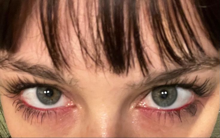 Red Eyeliner Waterline, Natural Messy Makeup, Simple Messy Makeup, Red Eyeliner Under Eye, Red Under Eyeliner, Electric Red Aesthetic, Red Eyeshadow Under Eyes, Messy Eyeliner Look, Red Mascara Looks