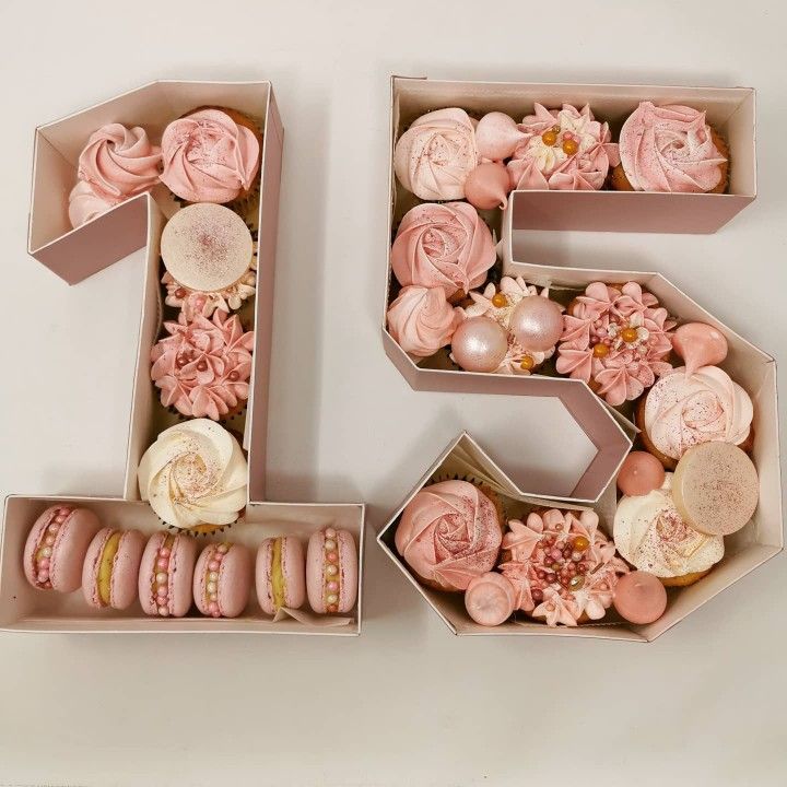 the number twenty five is made out of cupcakes