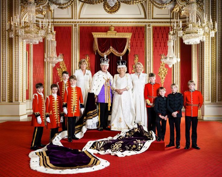 the royal family poses for a photo in their official state dress