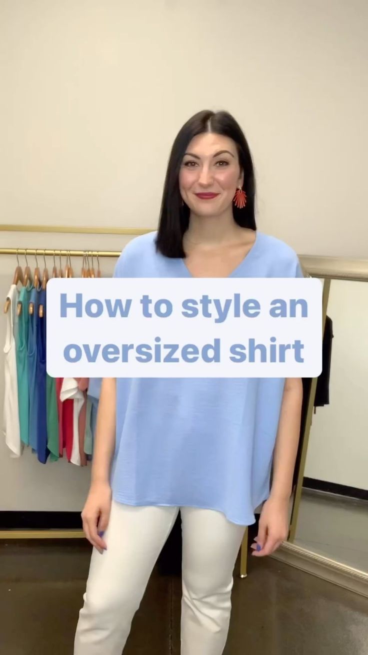 We all are guilty of buying a top that is probably a size or two too big. Here’s a quick and easy style trick you can use to style that… | Instagram Shirt Too Big Hacks, Oversized Blouse Outfit, Tie A Shirt, Classic Fashion Looks, Oversize Tshirt Outfits, Shirt Hacks, Modest Summer Dresses, Fitness Wear, Easy Style