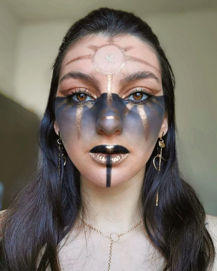 Sun Goddess Cosplay, Summer Goddess Makeup, Egyptian Makeup Aesthetic, Hades Makeup Look, Black And Gold Witch Makeup, Greek Goddess Eye Makeup, Sun Witch Costume, Hekate Makeup, Gold Witch Makeup