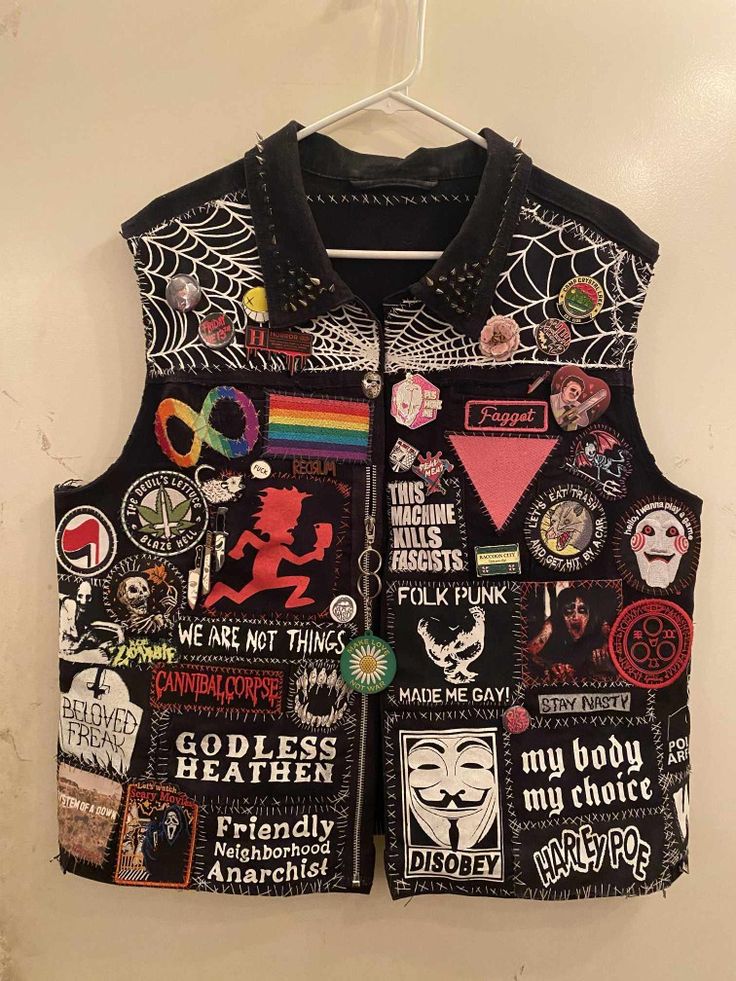 Pins On A Jacket, Diy Punk Jacket Ideas, Punk Jean Vest, Queer Battle Jacket, Folk Punk Jacket, Jacket Patches Punk, Battle Jacket Inspiration, Cute Patches Diy, Diy Patch Ideas Punk