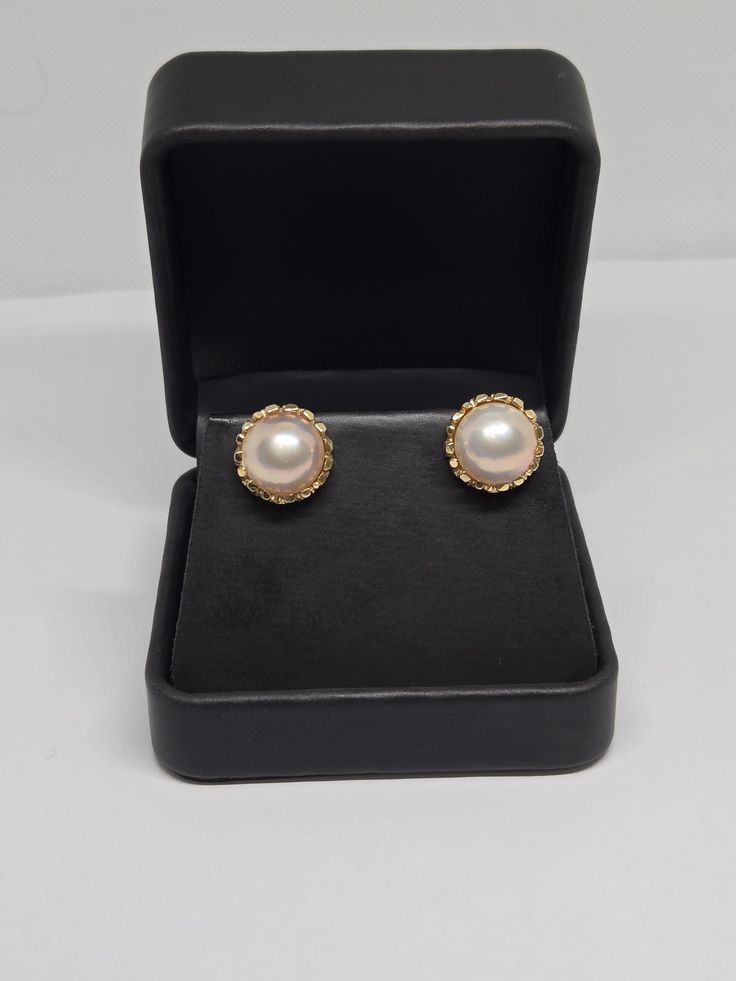 These elegant 14k solid gold earrings are the perfect addition to any jewelry collection. Featuring a beautiful Mabe Pearl, these clip-on earrings are sure to make a statement. Crafted with the highest quality materials, these earrings are durable and long-lasting.  Designed for those who appreciate fine jewelry, these earrings are a must-have. The perfect accessory for any occasion, they are versatile and stylish. Whether you're looking to add to your collection or just starting out, these earrings are a great choice. The earrings total weight is approx. 9.0 grams  Each earrings measures 12mm The earrings marked 14k. It's a clip on back so comfortable to wear . Good condition Classic Yellow Gold Clip-on Pearl Earrings, Fine Jewelry Gold Clip-on Pearl Earrings, Gold Clip-on Pearl Earrings Fine Jewelry, Classic Cabochon Clip-on Earrings For Formal Occasions, Classic Cabochon Clip-on Earrings For Formal Events, Classic Clip-on Pearl Earrings, Classic Yellow Gold Pearl Earrings For Formal Occasions, Classic Formal Clip-on Earrings With Cabochon, Classic Formal Clip-on Cabochon Earrings