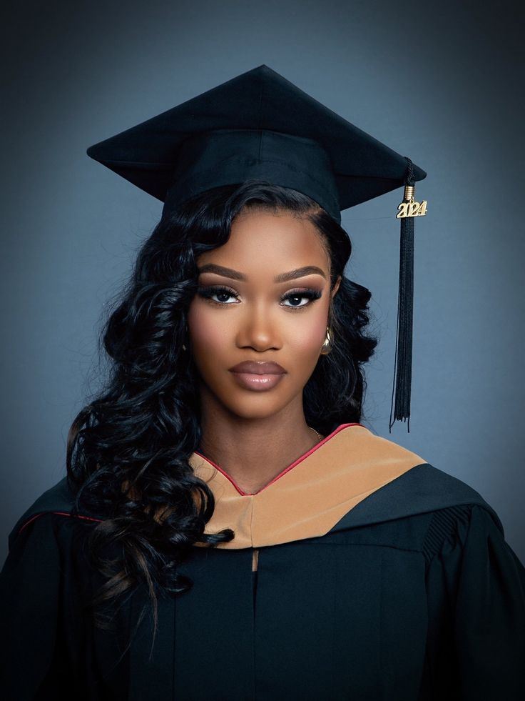 Girly Graduation Poses, Graduation Potraits Idea, Mastered It Graduation Pictures, Master Degree Photoshoot, Senior Pictures Outfits Black Women, Masters Degree Photoshoot, College Photoshoot, Graduation Hairstyles With Cap, Graduation Pic Ideas