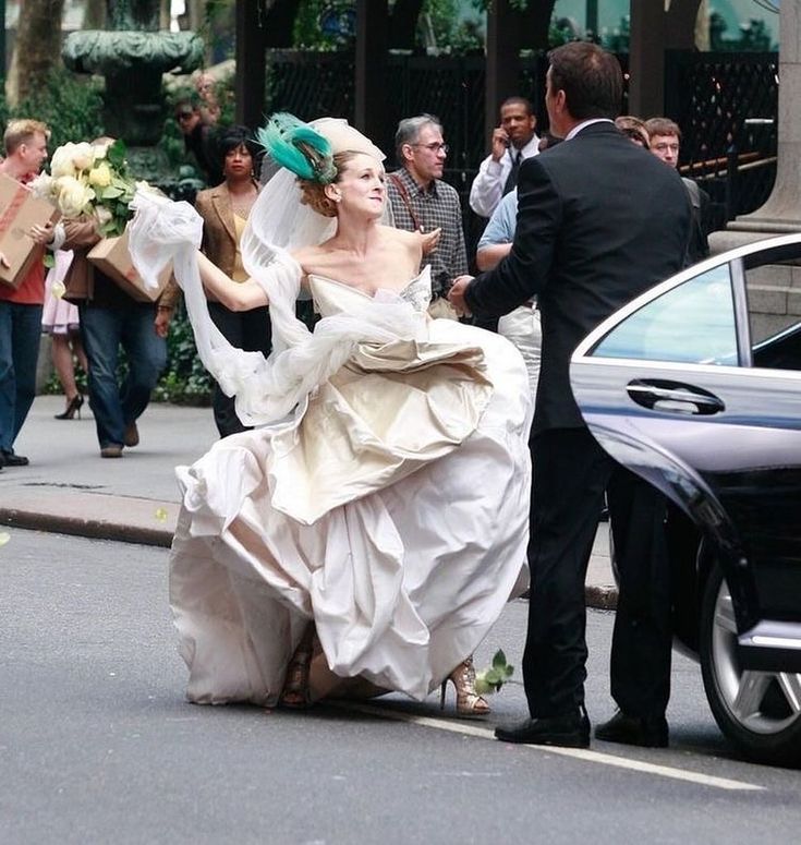 carrie bradshaw’s @viviennewestwood wedding dress Carrie Bradshaw Wedding Dress, Bird Headpiece, Carrie Bradshaw Dresses, Westwood Wedding Dress, Vivienne Westwood Wedding Dress, Vivienne Westwood Wedding, Embellished Veil, Chris Noth, Best Friends Brother