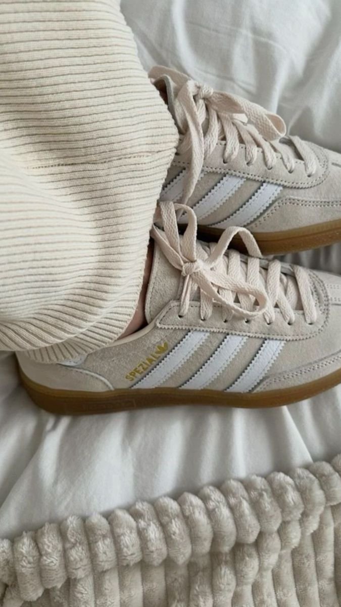 Looks Adidas, Adidas Samba Outfit, Samba Shoes, Samba Outfit, Trendy Shoes Sneakers, Pretty Shoes Sneakers, Shoe Inspo, Girly Shoes, Aesthetic Shoes