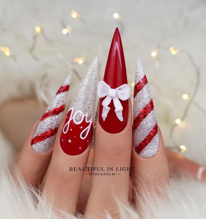 Joy Nails, Nail Art Noel, Stilleto Nails Designs, Christmas Nail Art Easy, New Years Nail Designs, Red Christmas Nails, Red And White Christmas, Cute Christmas Nails, Christmas Nails Easy