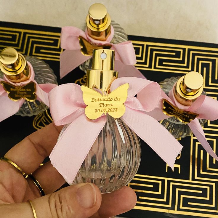 Perfume Party Favors, Perfume Wedding Favors, Perfume Favors, Wedding Perfume, Quinceañera Ideas, Empty Perfume Bottles, Bottle Spray, Birthday Goodie Bags, Gifts For Guests