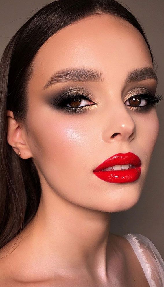 Dark Red Lipstick Makeup, Bridal Makeup Red Lips, Red Lipstick Makeup Looks, Lipstick Dark Red, Red Lips Makeup Look, Gold Smokey Eye, Red Lipstick Makeup, Makeup Hacks Beauty Secrets, Beautiful Lipstick