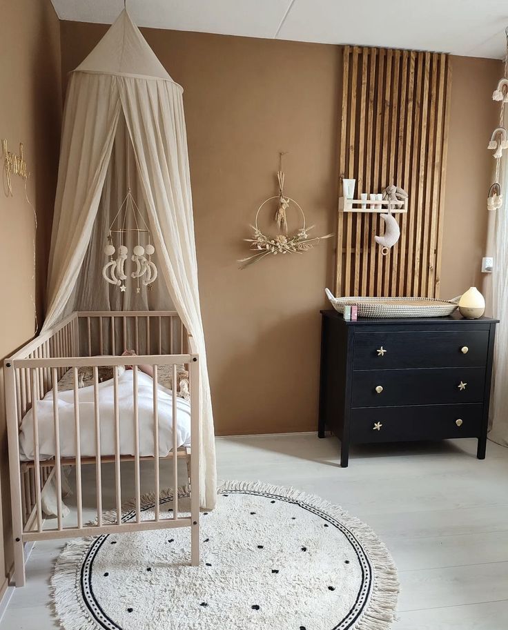 Bruine tint in de babykamer Neutral Nursery Rooms, Princess Nursery, Nursery Room Design, Baby Room Inspiration, Nursery Room Inspiration, White Nursery, Baby Bedroom, Baby's Room