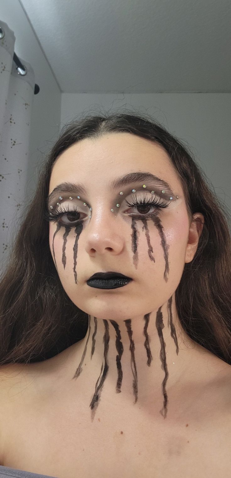 Creepy Black Makeup, Black Tears Makeup Halloween, Yungblud Makeup Inspired, Evil Angel Makeup, Black Angel Makeup Looks Halloween, Ghoul Makeup Halloween, Girl Grim Reaper Makeup, Fallen Angel Makeup Ideas, Black Costume Makeup