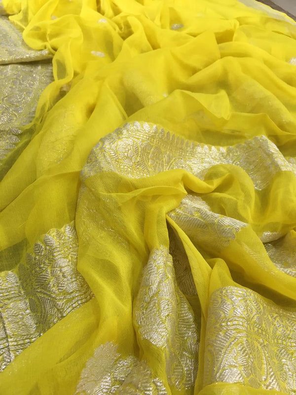 Wedding Saree Silk, Silk Sarees Bridal, Saree Indian Wedding, Khaddi Georgette Saree, Indian Wedding Saree, Pure Chiffon Sarees, Rangoli Side Designs, New Saree Designs, Indian Bride Outfits