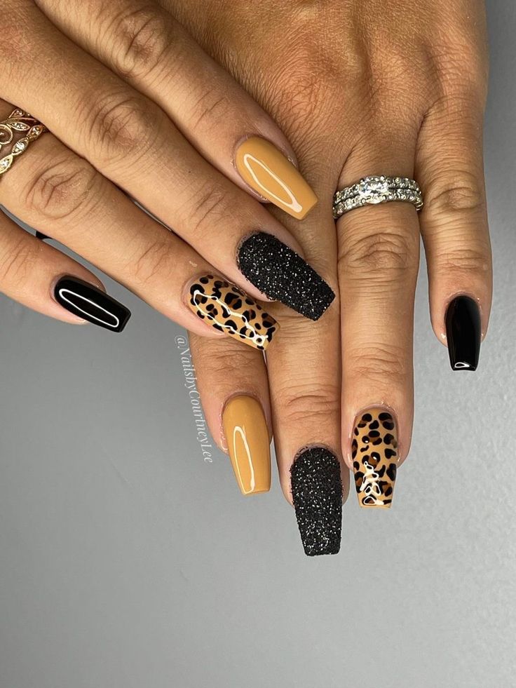 Cheetah Nails With Glitter, Gel Nail Designs Leopard Print, November Nail Designs 2023, Trending Fall Nails 2023, Black And Gold Leopard Nails, February 2023 Nail Trends, Abstract Short Nail Art, Winter Leopard Nails, Sept Nails 2023