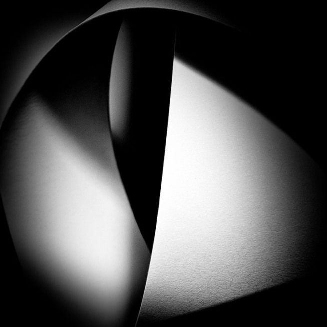 an abstract black and white photo of a curved object