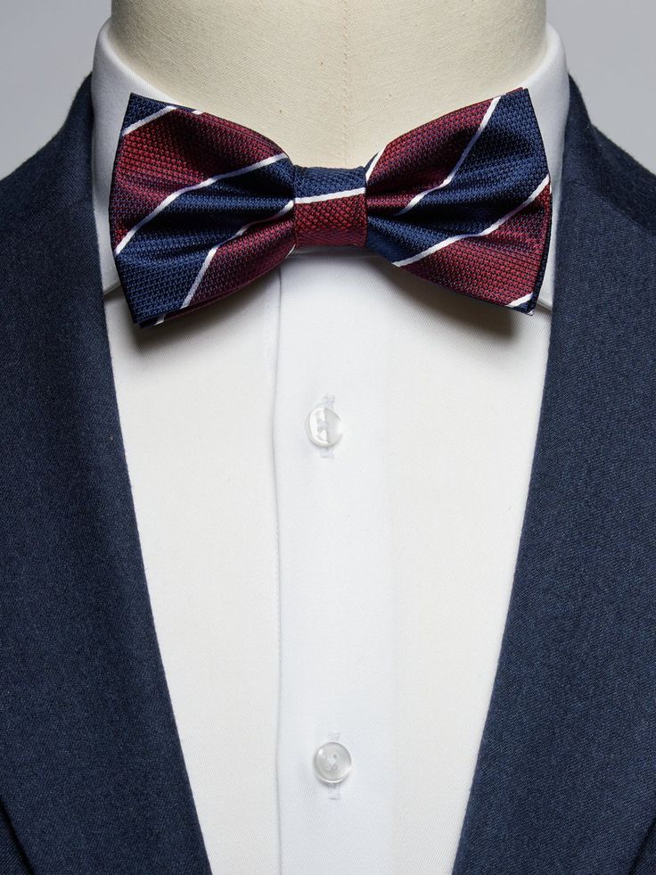 Striped bow ties – striped bow tie pre-tied Striped bow ties are a constant in our everyday wardrobe. We prefer to wear our striped bow ties together with either a plain shirt or a striped shirt. You could also wear it with checks. One classic neat outfit is a V-neck sweater, plain white shirt, a pair of chinos and a striped bow ties. It’s no problem to match your striped tie with a bold patterned pocket square.  Material: 100% Silk Dapper Tie With Butterfly Knot For Black Tie Events, Fitted Red Bow Tie For Black Tie Events, Dapper Bow With Butterfly Knot, Dapper Bow Tie For Business In Summer, Dapper Business Bow Tie For Summer, Satin Bow Tie For Business In Summer, Party Bow Tie With Red Bow, Classic Summer Party Bow Tie, Dapper Fitted Bow