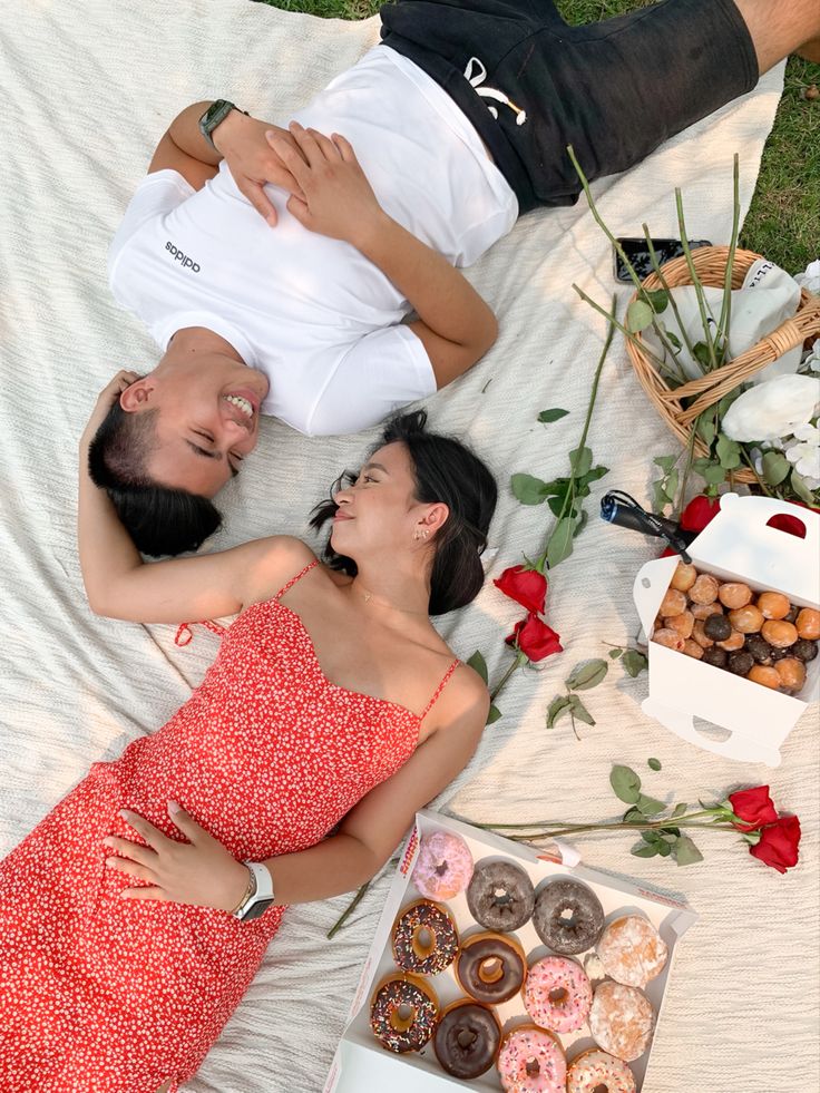 Picnic Ideas with your partner during summer time! Romantic Picnics For Couples, Picnic Date Photoshoot Couple, Couple Picnic Picture Ideas, Picnic Outfit Couple, Picnic Poses Photo Ideas Couple, Couple Picnic Aesthetic Ideas, Pinic Romantico Aesthetic, Picnic Pictures Couple, Picnic Date Photoshoot