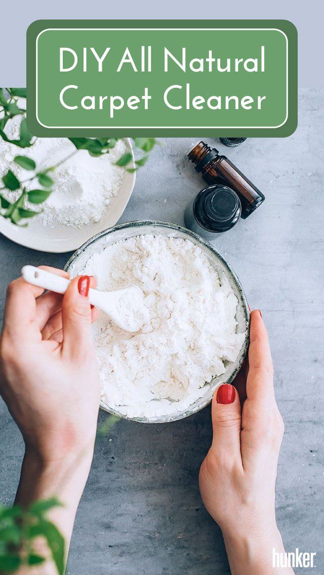 two hands holding a spoon over a bowl of white toilet paper with the words diy all natural carpet cleaner on it