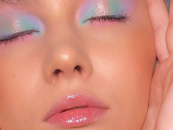 Aura Eyeshadow Look, Holographic Makeup Eyeshadow, Opal Eyeshadow, Iridescent Eye Makeup, Holographic Eye Makeup, Pastel Makeup Looks, Colourful Eyeshadow Looks, Aura Makeup, Spring Makeup Ideas